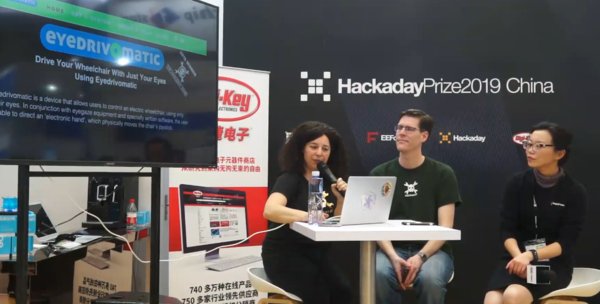 從左至右，Hackaday運(yùn)營(yíng)總監(jiān)Sophi Kravitz，Hackaday主編Mike Szczys，與非網(wǎng)市場(chǎng)副總裁王曉丹