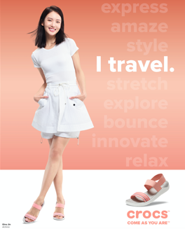 Aktris, penari dan model dari Tiongkok Gina Jin memakai LiteRide Sandal.