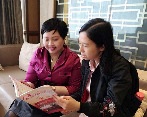 李锦记中国企业事务总监赖洁珊（左）向媒体介绍李锦记企业核心价值观“思利及人”