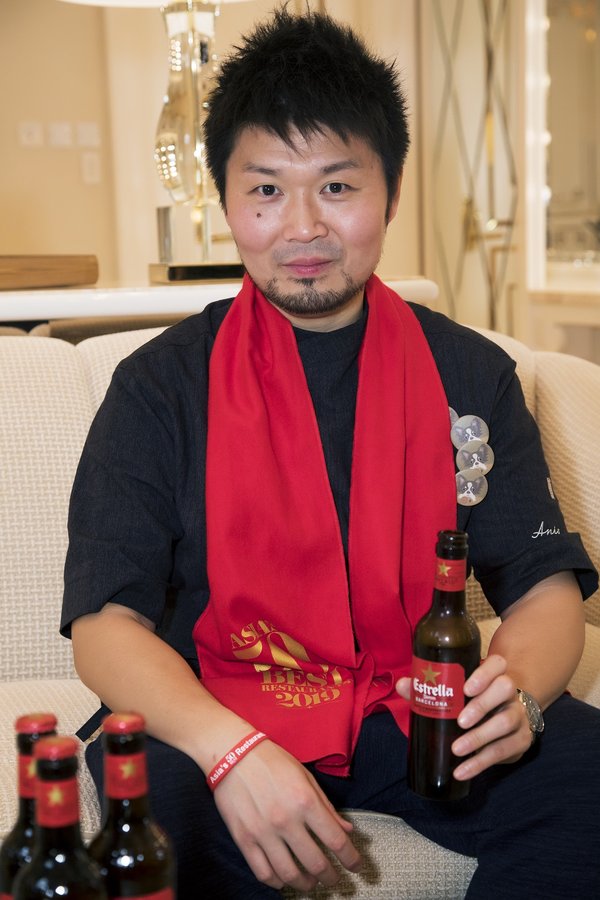 Chef Hasegawa, winner of the Chefs’ Choice Award sponsored by Estrella Damm, celebrating this special moment with Estrella Damm beer