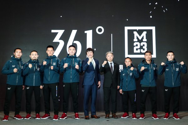 361度集团高级副总裁兼首席市场官朱敏捷（左五）、拳威四海CEO卢小龙（左六）与M23战队成员合影