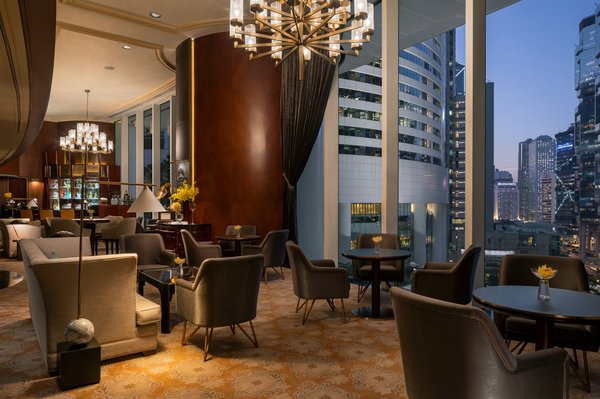 香港港麗酒店 Pacific Bar翻新後以全新形象示人，眺望大都市風情的絕佳視野。