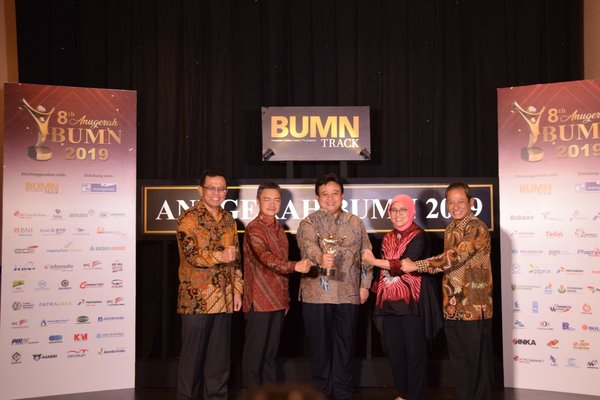 PT Rekayasa Industri (Rekind) President Director Yanuar Budinorman (center) took a photo with the directors of Rekind shortly after receiving the "Best Talent Development CEO" award in the 2019 BUMN Award Event at the Ritz Carlton Hotel, Jakarta (28/3).