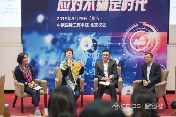 圆桌讨论，从左到右：中欧管理学副教授韩践博士、杜雁、吴恩杰、孙剑君