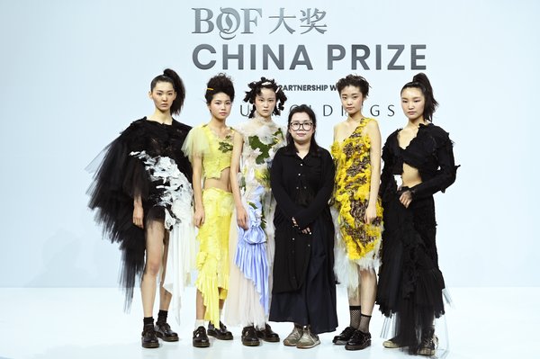 首届BoF China Prize大奖获胜者胡颖琪Caroline Hu在本届大奖展示会上呈现了她的服装设计作品 图片来源： Zhijian Liu/Getty Images