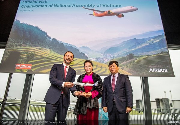 越南國會主席阮氏金銀女士﹙中）、越捷航空副總經理丁越方先生﹙右）和空中巴士亞洲區執行董事Jean Francois Laval先生﹙左）於法國土魯斯一同出席越捷航空與空中巴士A321neo編號VN-A600新機的交機儀式。
