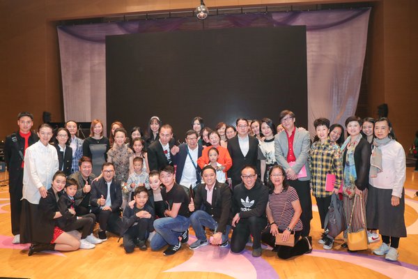 Famous Hong Kong celebrities Ms. Paula Tsui Siu Fung, Mr. Bowie Wu Fung, Ms. Lana Wong, Maestro Mak Ka Lok, Mrs. Mak (Aliena Wong) and 400 local and overseas audiences came to support the charity concert