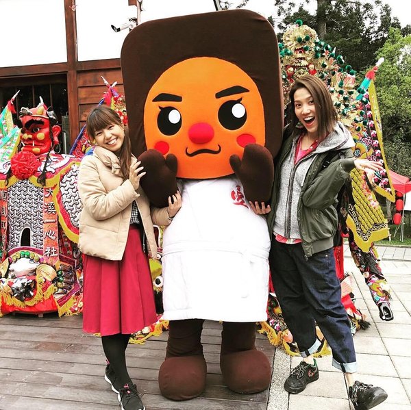 Japanese YouTuber Sayurin and Sumi with the baby dried tofu - the mascot of Daxi Dried Tofu Festival