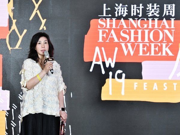 Visa大中华区市场部总经理金昱冬女士出席2019秋冬上海时装周风尚夜时提到：Visa持续支持新锐设计师，帮助他们走向世界舞台，一同积极表达年轻人的个性和态度。
