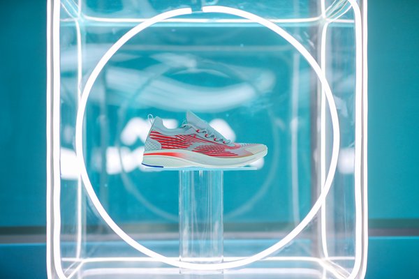 安踏跑步打造“氢科技”实验室，安踏氢跑鞋轻装上阵