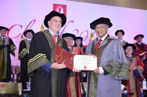 ASB's President and Dean, Professor Charles Fine, awarding the Honorary Doctorate in Business Management to Prime Minister Tun Dr Mahathir Mohamad.