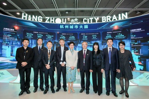 HKSAR Chief Executive Carrie Lam Cheng Yuet-ngor (fifth from left), the CPC Hangzhou Standing Committee member Chen Xinhua (fourth from right) and Alibaba Cloud founder and Hangzhou Yunqi Science and Technology Innovation Foundation sponsor Dr. Wang Jian (fourth from left)