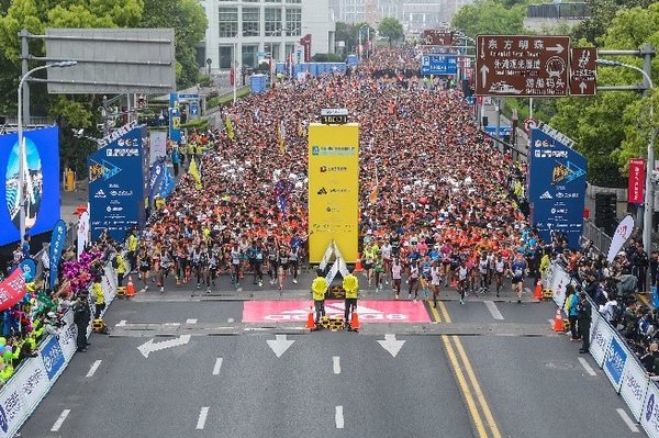 2019上海国际半程马拉松正式开跑