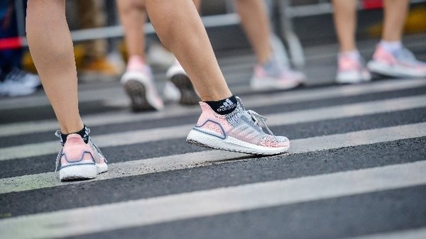 选手穿着UltraBOOST 19系列跑鞋