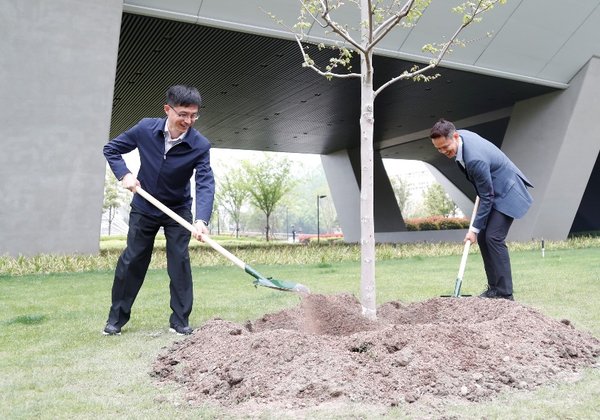 江森自控亚太区总裁梁伟超（右）与中共长宁区委书记王为人（左）代表双方种下友谊树