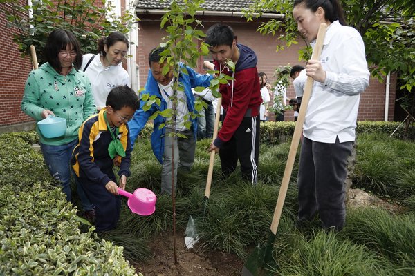 江森自控员工志愿者与上海市盲童学校师生共同植树