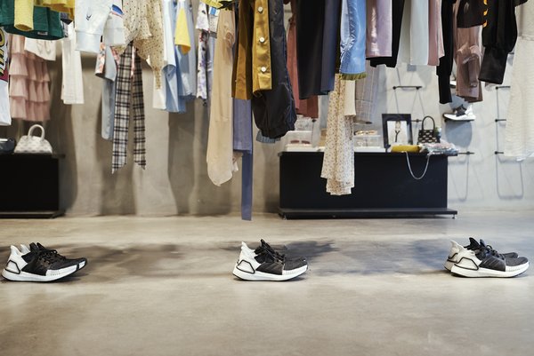 活动现场阿迪达斯为到店顾客准备的UltraBOOST 19跑鞋全新黑白配色