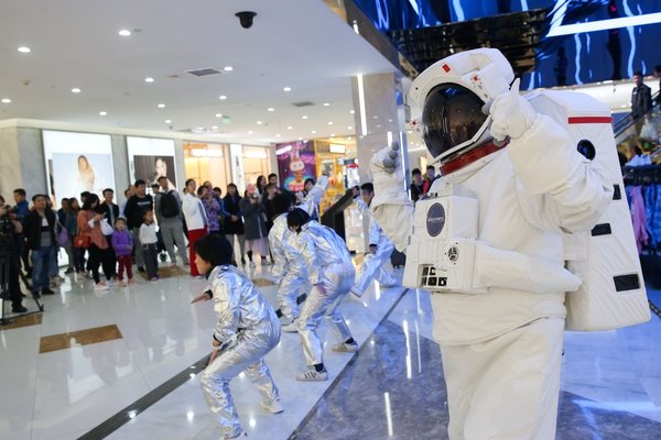 身着太空服的“太空人”正在表演POPPING舞