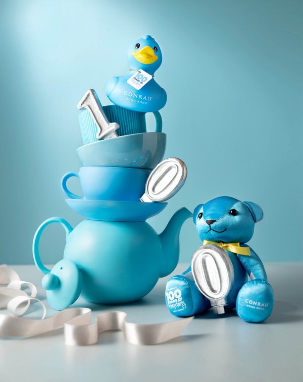 吉祥物港麗小熊與小鴨玩偶換上希爾頓彩藍新裝，慶祝酒店集團百年華誕