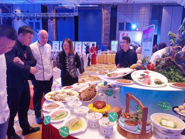 중국 산시성 시안에서 열린 2019 Chinese Artisan Food Festival에서 빛나는 시안 요리