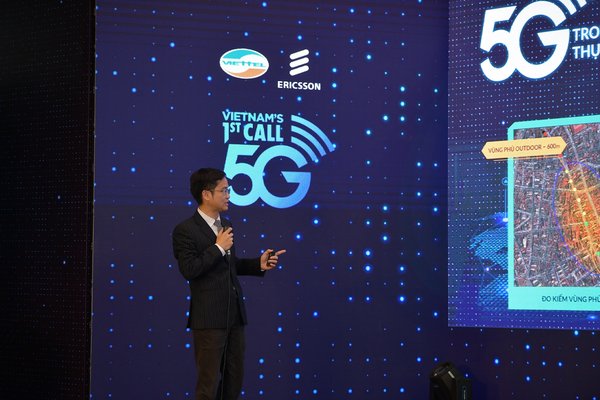 Viettel's representative explains the initial 5G test results. The first 5G base-station was installed near Hoan Kiem lake in Hanoi's center.