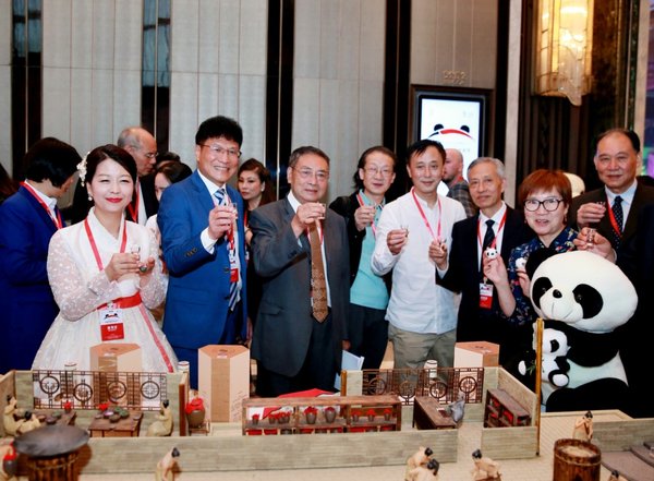 Representatives from all around Asia taste Sichuan liquor at the Chengdu Panda Asian Food Festival held in Chengdu, capital of southwest China's Sichuan province.