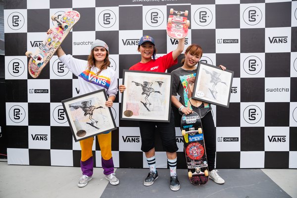 2019年Vans职业公园滑板赛上海站女子组颁奖时刻 从左至右依次为：Yndiara Asp, Sakura Yosozumi, Kisa Nakamura