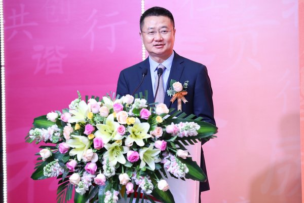 Vice chairman of Si Li Ji Ren Foundation and senior vice president of Infinitus Huang Jianlong delivers a speech at the event