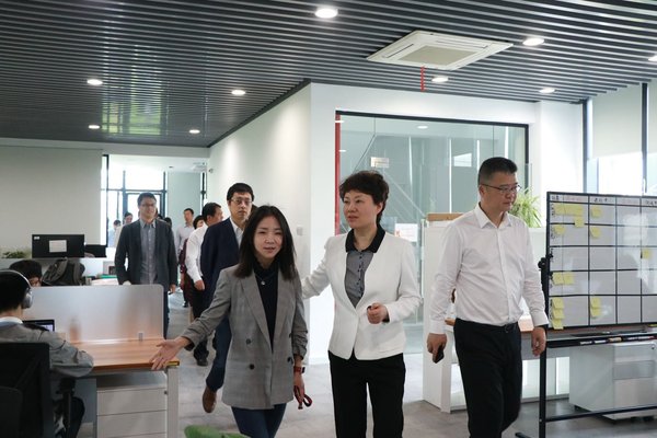 易现先进科技CEO李晓燕博士（原网易人工智能事业部总经理）向领导介绍业务情况