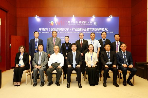 TUV南德北亚区首席执行官范华德先生（第一排右一）与天津市副市长及其他参会特别嘉宾合影