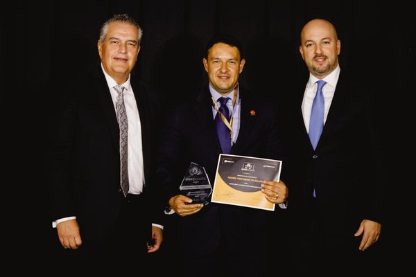 Kevin Luis Gutierrez Trevino, representing Huawei, receives the award