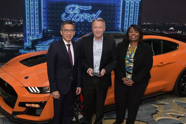 福特首席產品開發和採購負責人Hau Thai-Tang（左）以及福特質量和新車型項目副總裁Linda Cash（右）為耐世特汽車系統總裁Mike Richardson（中）頒獎