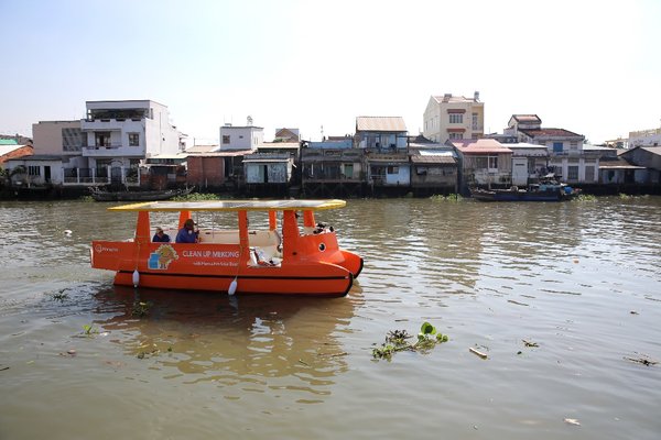 The solar-powered boats donated by Hanwha to the Clean Up Mekong campaign will use conveyor belts to quickly and efficiently scoop floating trash on the Mekong River’s surface