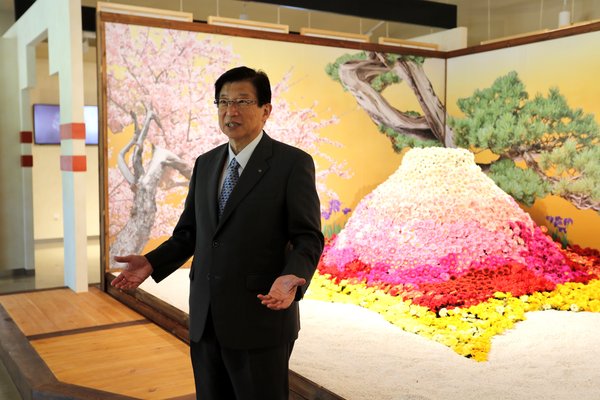 日本静冈县知事川胜平太出席2019北京世界园艺博览会“花都静冈”特别展，亲自迎接第一批参观者。