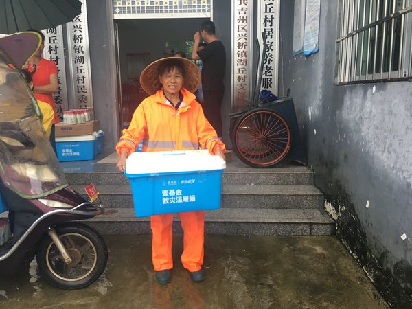 江西吉州区兴桥镇湖丘村的村民收到救灾温暖箱