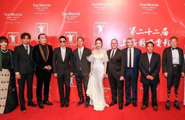 上海威斯汀大饭店总经理欧卓越先生（右四）和《攀登者》剧组在背景板前合影