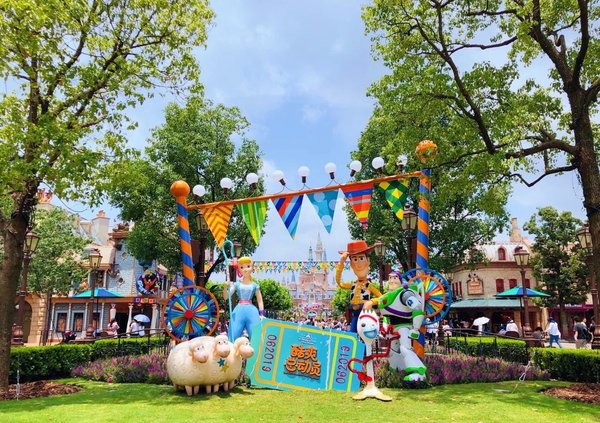 上海迪士尼度假区携手东方航空推出“暑期嗨玩套餐”