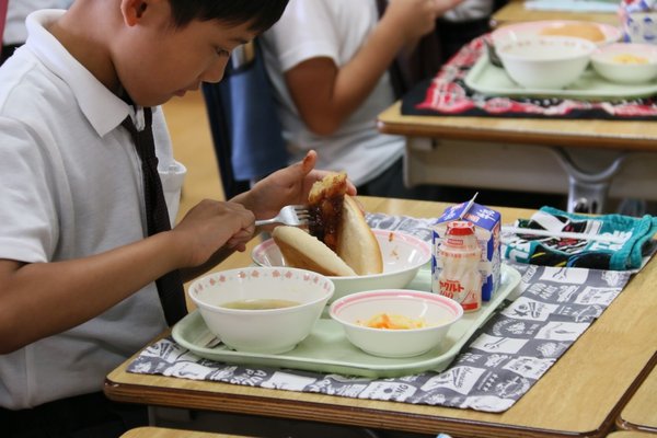 涉谷本町学园的学生正在用营养午餐