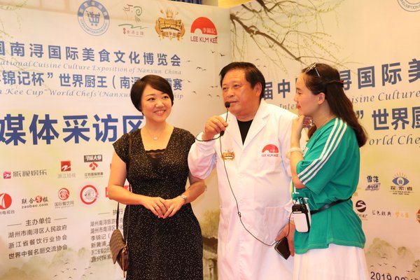 李锦记中国企业事务总监陈姝（左）与国际中餐烹饪大师叶震宇（中）参与大赛直播