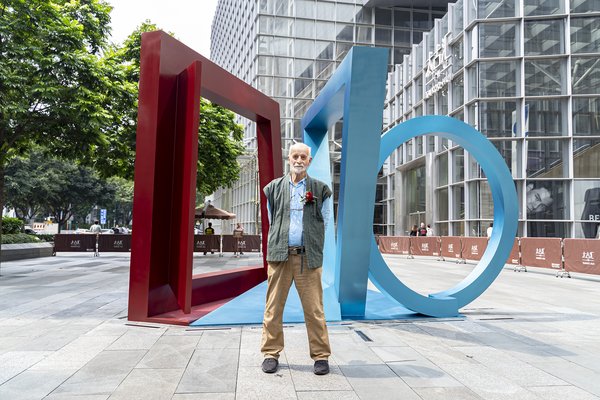雕塑家菲利普-金先生与作品《达尔文，2019》合影