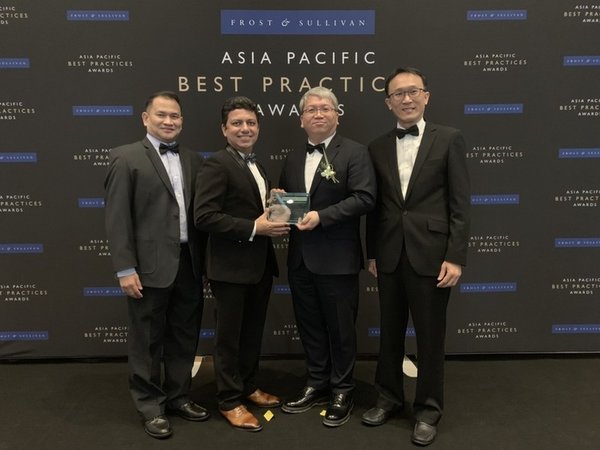 Mr. Jackie Chang (center right), Delta Vice President of SEA and India Region, receiving award on behalf of Delta
