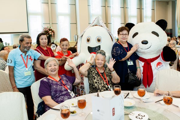 李錦記環球義工隊帶同吉祥物李錦記熊貓及蠔寳出席「國際名廚2019新加坡慈善午宴」，與在場700位樂齡長者和殘障人士互動，氣氛熱鬧。