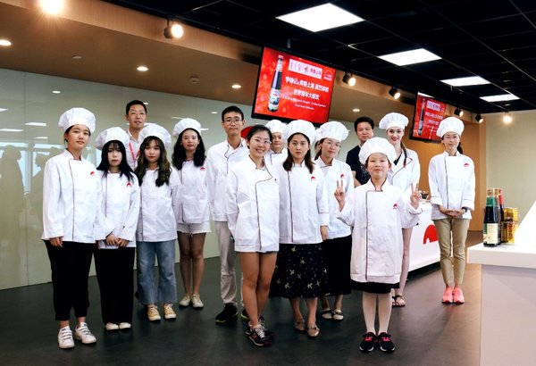 上海各界青年代表参与李锦记厨艺体验