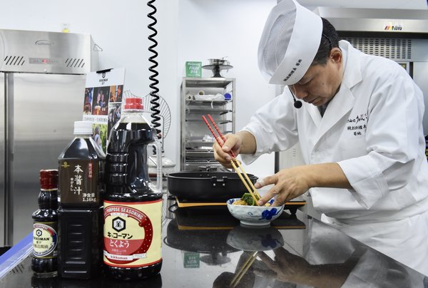 龟甲万邀请日本料理大师以人气日料寿喜锅为例在上海介绍和食文化