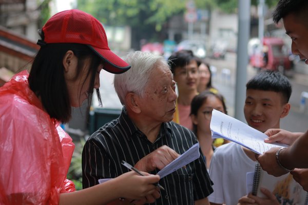 高中生們實地走訪社區(qū)，了解居民需求