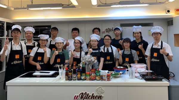 李錦記向「鄰舍第一-uKitchen」計劃下的「社區廚房」廚藝培訓課程提供醬料及調味品，鼓勵青年製作不同的菜餚。