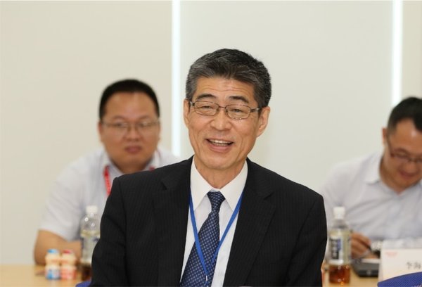 养乐多（中国）投资有限公司董事长、总经理平野晋正在接受媒体采访