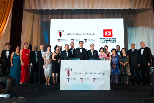 A group photo with senior management leaders celebrating Taylor's 50th Anniversary gala dinner with Yang Berhormat Mr Lim Guan Eng (eighth from right), Minister of Finance, Malaysia