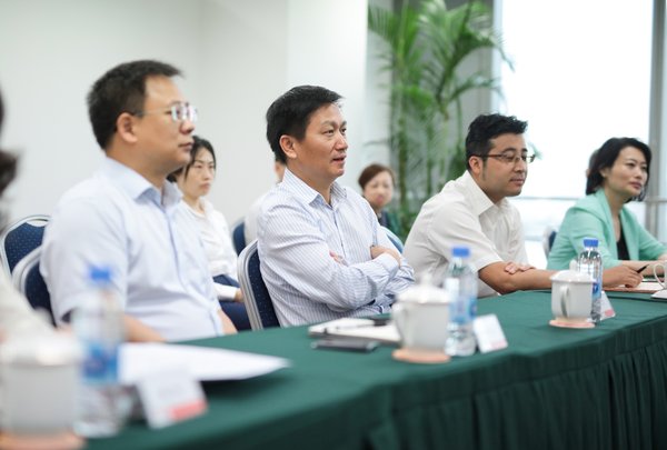 中国人保财险党委委员、副总裁沈东（左二）讲话