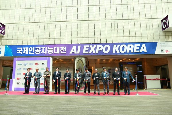 Second from right: Qianze Managing Director Blake Yeung at the opening ceremony